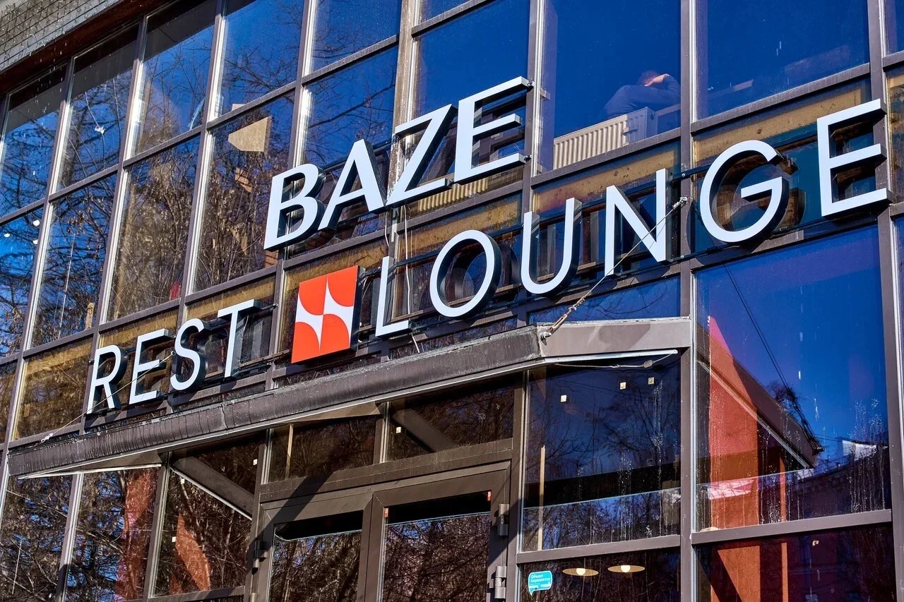 Baze Rest Lounge — Объёмные буквы и знак — крупный план