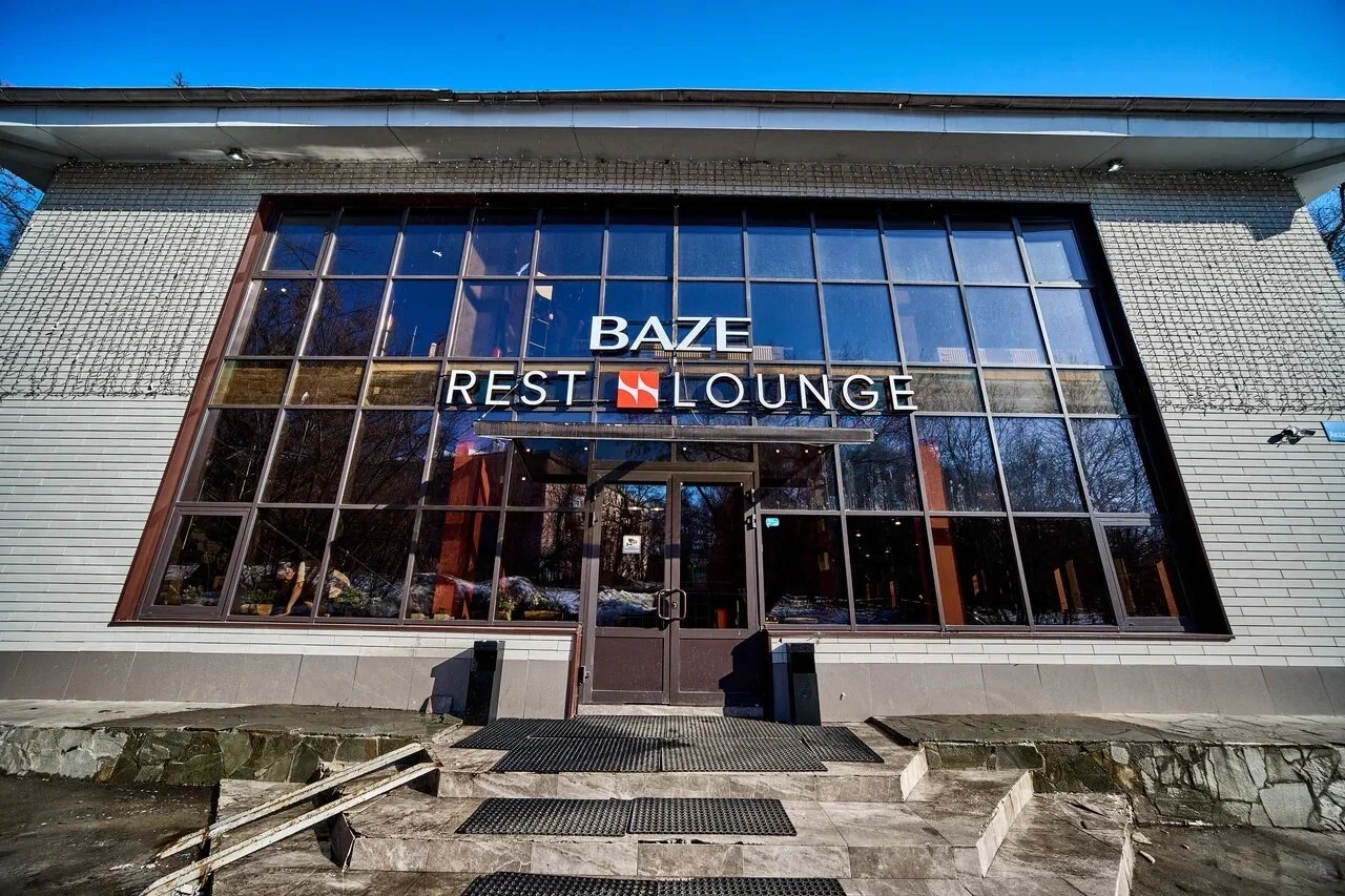 Baze Rest Lounge — Объёмные буквы и знак на остеклённом фасаде заведения.