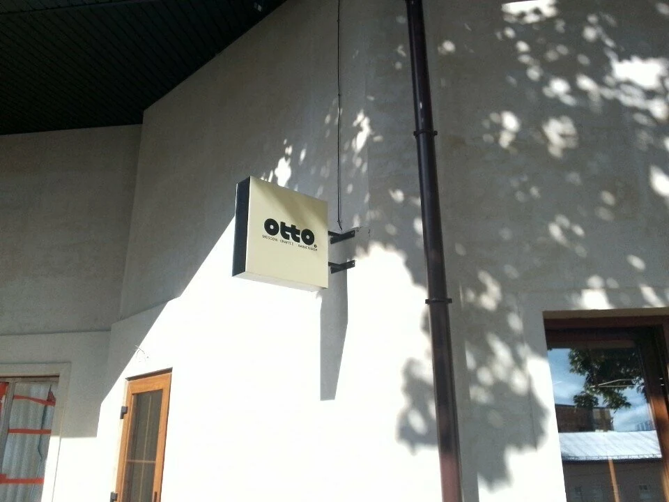 Otto — Консольный знак у входа